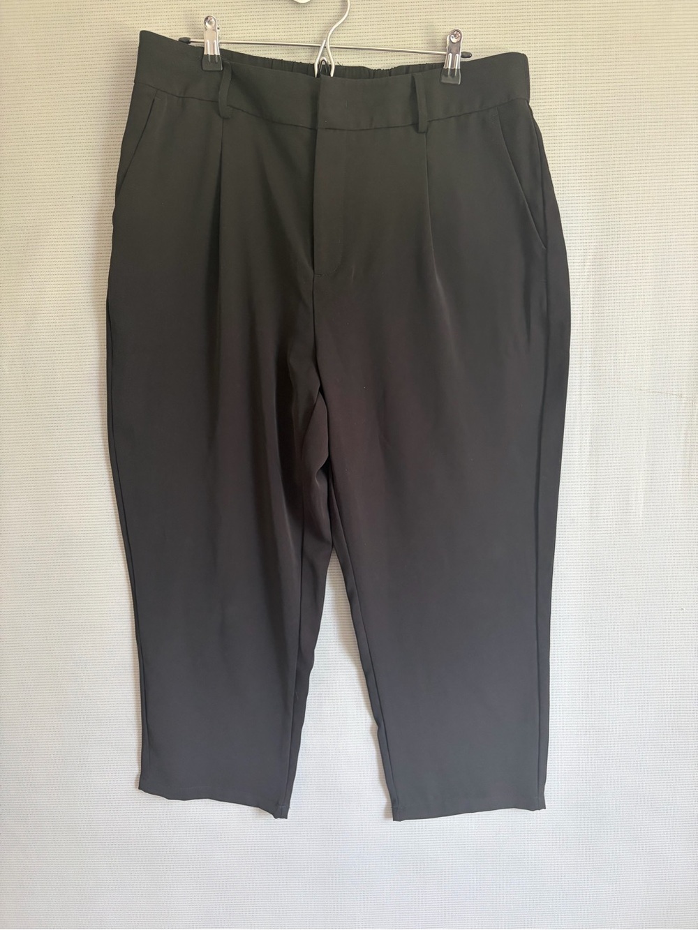 NWOT HALARA Black Cropped Tapered Dress Pants